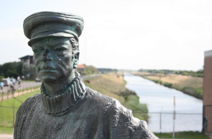 Wachsamer „Sluuswachter“ "Sluuswachter"-Skulptur Cadzand-Bad