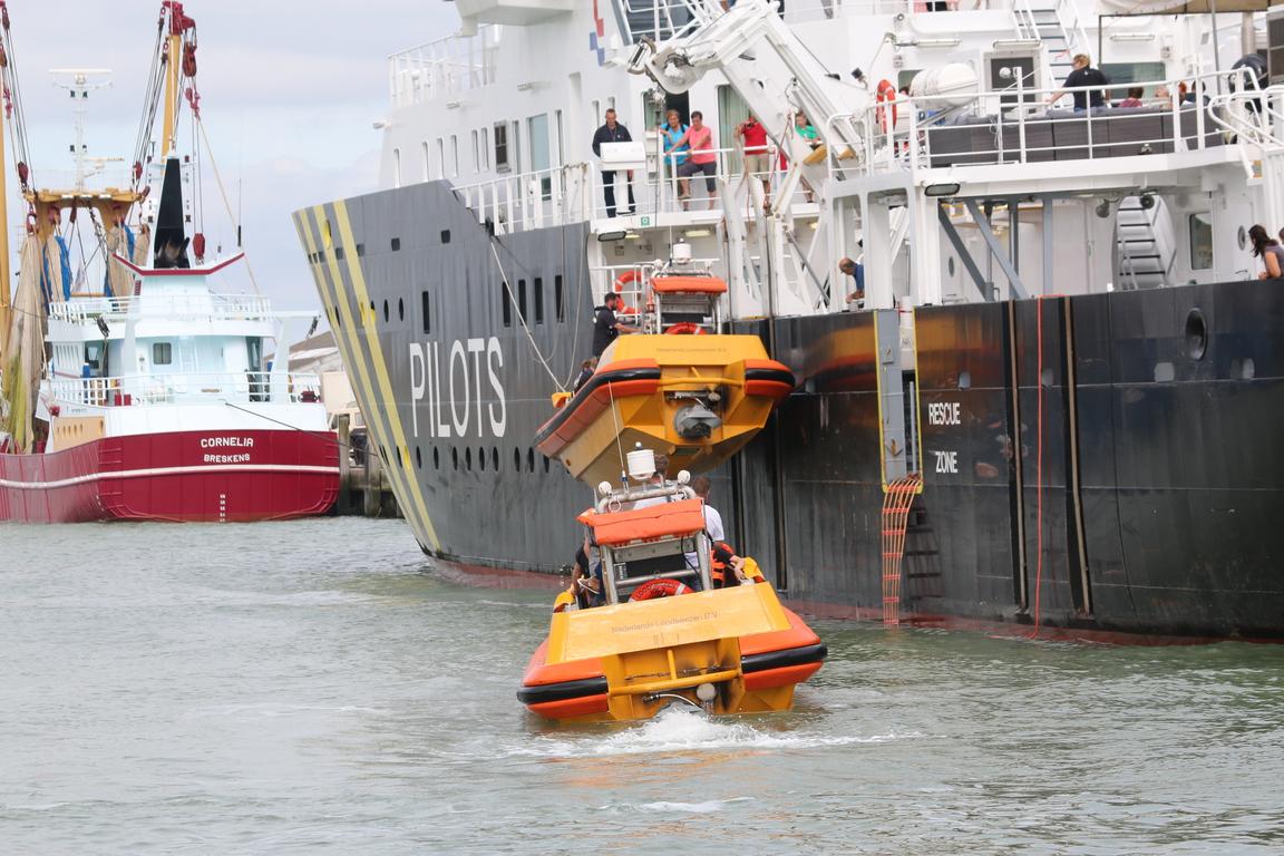 Rettungs-Demonstration des Lotsenschiffes im Hafen Breskens