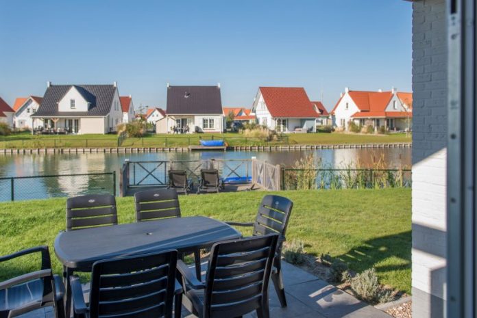 Villa mit Anlegestelle und Ruderboot in der Noordzee Residence Cadzand-Bad