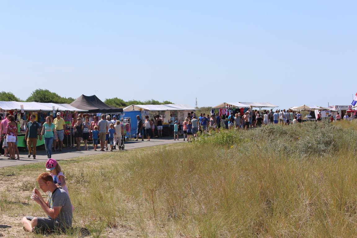 Sommermarkt auf den Dünen von Nieuwvliet