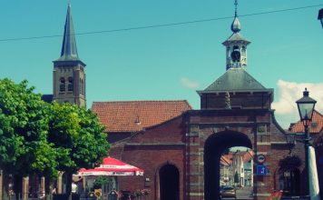Aardenburg: Wallanlagen der „Staats Spanse Linies“ Stadtor in Aardenburg